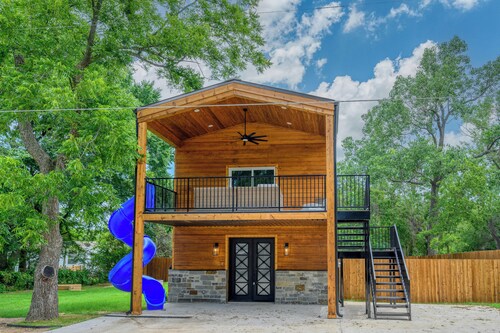 The BLUE SLIDE BUNGALOW on Lake Texoma sleeps up to 8. Relax in luxury.