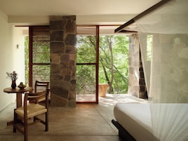 Nature View Room | Ropa de cama de alta calidad y colchones con acolchado adicional