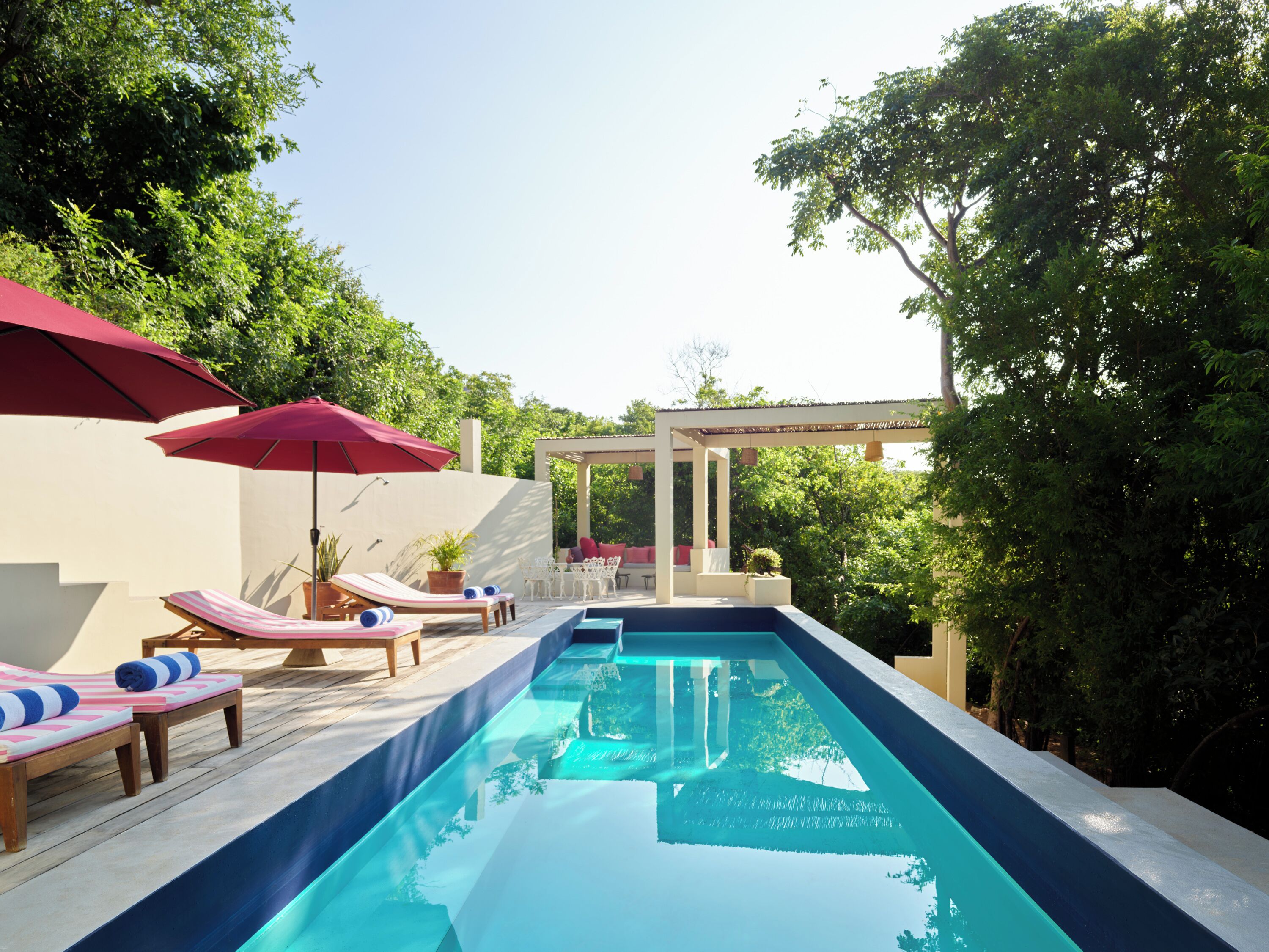 2 albercas al aire libre 