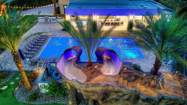 Una piscina al aire libre, una piscina climatizada