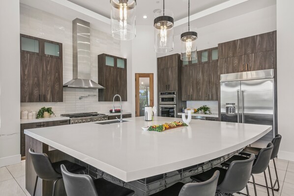 House, Multiple Beds, Pool Access, Pool View (Palm Villa- Luxury 7 Bed, Pickleball) | Private kitchen | Fridge, microwave, oven, stovetop