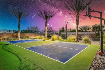 Palm Villa- Luxury 7 Bed, Pickleball, Volleyball, Golf