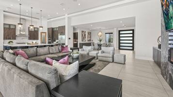 Casa, varias camas, acceso a la alberca, vista a la alberca (Palm Villa- Luxury 7 Bed, Pickleball) | Interior