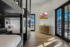 Casa, várias camas, acesso à piscina, vista para a piscina (The Stallion Estate Sleeps 24) | 10 quartos, individualmente decorados, individualmente mobiliados