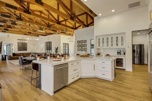 Hus - flere senge - adgang til pool - udsigt til pool (The Stallion Estate Sleeps 24) | Spiseområde