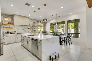 Fridge, microwave, oven, stovetop - Tulum Getaway: Pool/spa,games +tesla Charger (Indio)