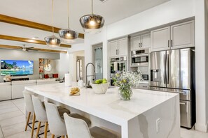 Fridge, microwave, oven, stovetop - Tulum Getaway: Pool/spa,games +tesla Charger (Indio)