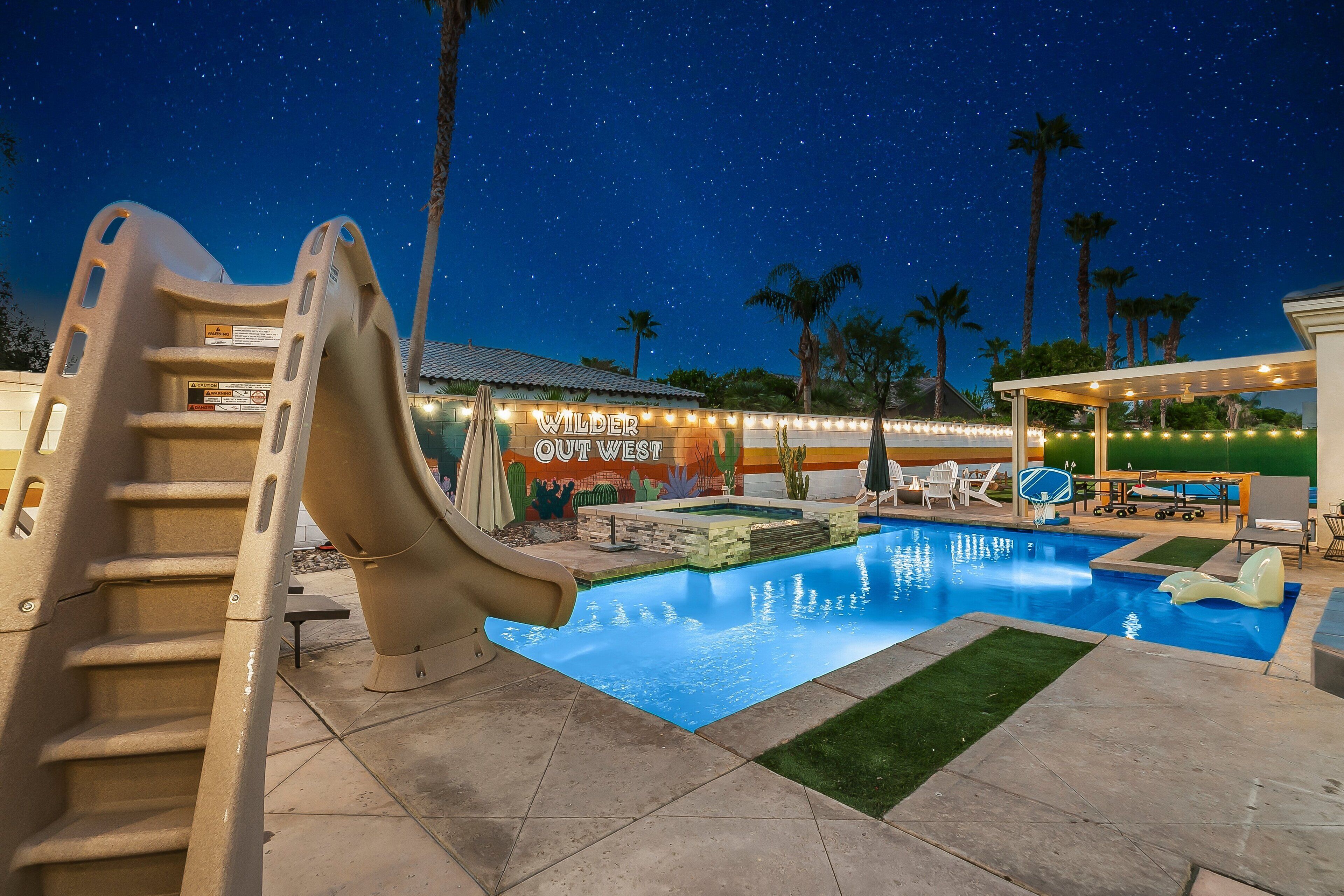 Una piscina al aire libre