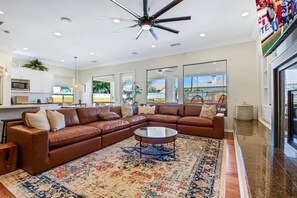 Ferienhaus, Mehrere Betten, Poolzugang, Poolblick (Wilder Out West: Luxury Pickleball) | Wohnbereich | 42-Zoll-Flachbildfernseher mit Digitalempfang