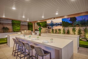 Ev, Birden Çok Yatak, Havuz Kullanımı, Havuz Manzaralı (The Montage Resort) | Yemek sevisi