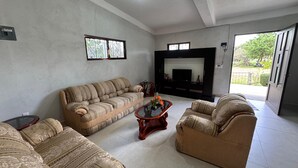 A living room with a sofa set, a coffee table, and a fireplace. - Casa rodeada de naturaleza  (Zacatlán)