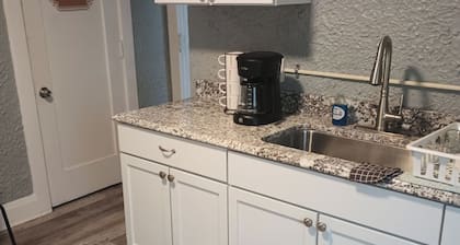 Mediterranean riverfront WiFi, AC in downtown DAYTON & 3 min to UD AMAZING ❤️