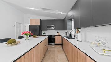 Refrigerador, microondas, horno y parrilla de estufa