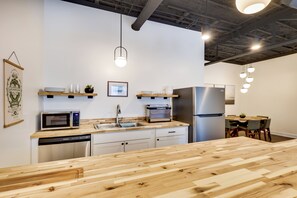 Fridge, microwave, dishwasher, coffee/tea maker - Modern Harrisonburg Home - 2 Mi to JMU! (Harrisonburg)