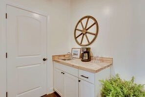 Interior - Modern Harrisonburg Home - 2 Mi to JMU! (Harrisonburg)
