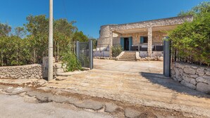Un edificio de piedra con un porche cubierto y escalones que lo conducen.