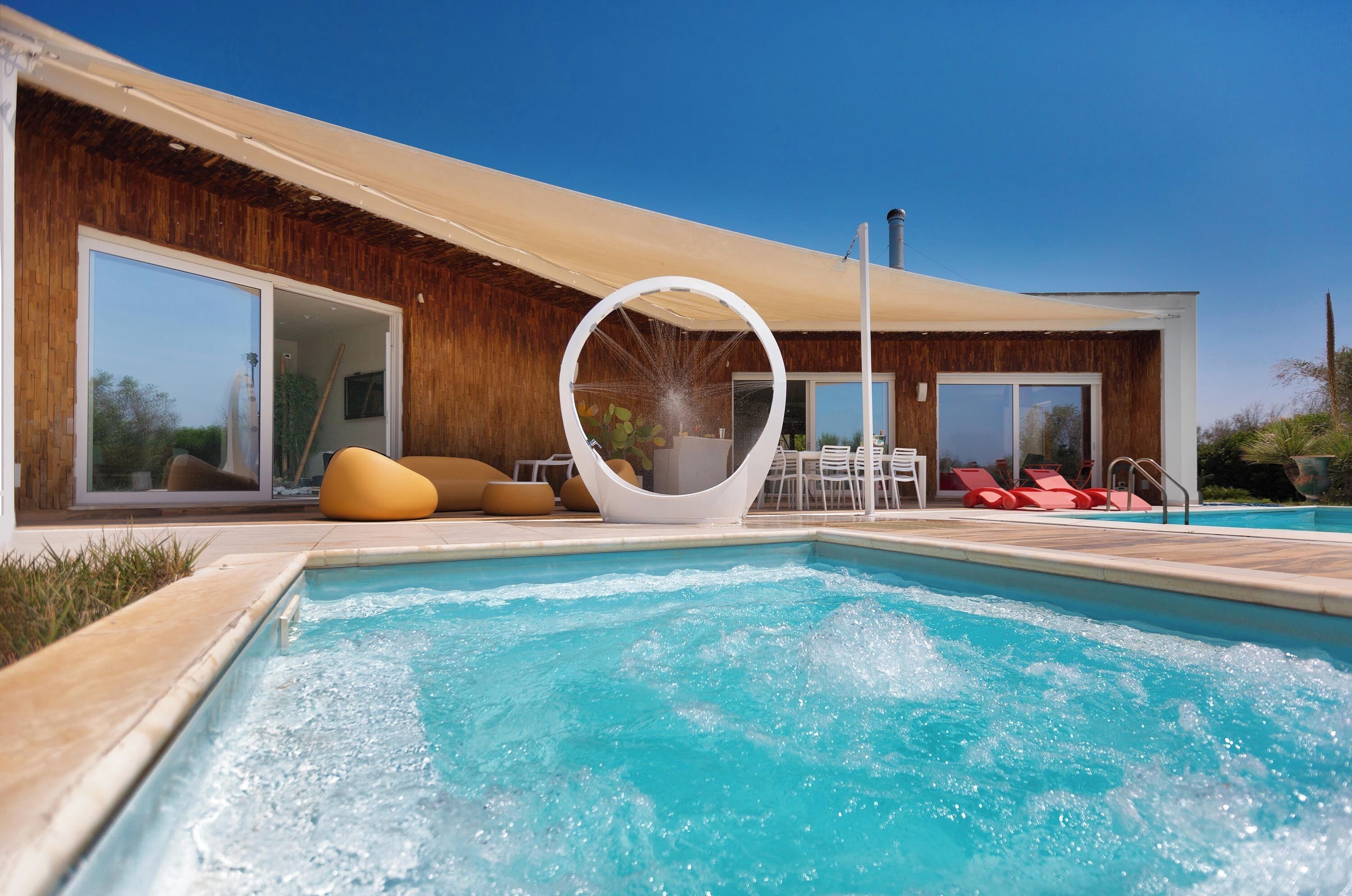 Een verwarmd zwembad