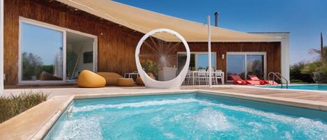 Een verwarmd zwembad