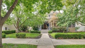 Il s’agit d’une propriété résidentielle dotée d’un jardin devant, d’un chemin menant à l’entrée et d’une maison avec une porte d’entrée et des marches.