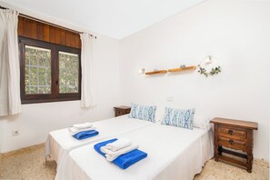 3 bedrooms, iron/ironing board, WiFi, bed sheets