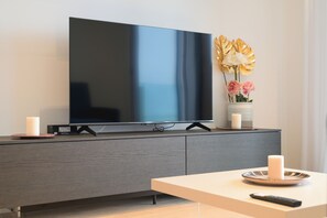 Căn hộ Deluxe, quang cảnh biển | Khu phòng khách | TV màn hình phẳng 40-inch có truyền hình cáp 