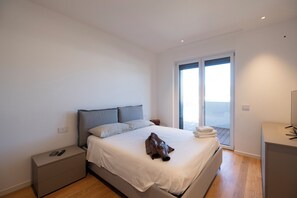 Apartamento superior, vista para o mar | Escrivaninha, espaço de trabalho para notebook, cortinas blackout