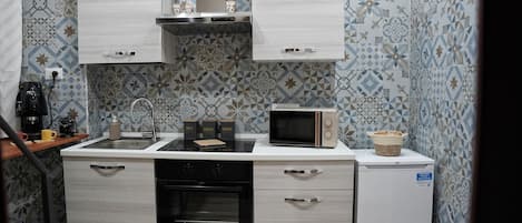 Een koelkast, een microgolfoven, een oven, een kookplaat