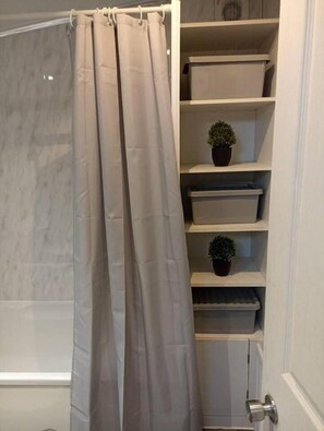 Cottage | Bathroom | Deep-soaking bathtub, towels - Westview Cozy Bungalow (Buckie)