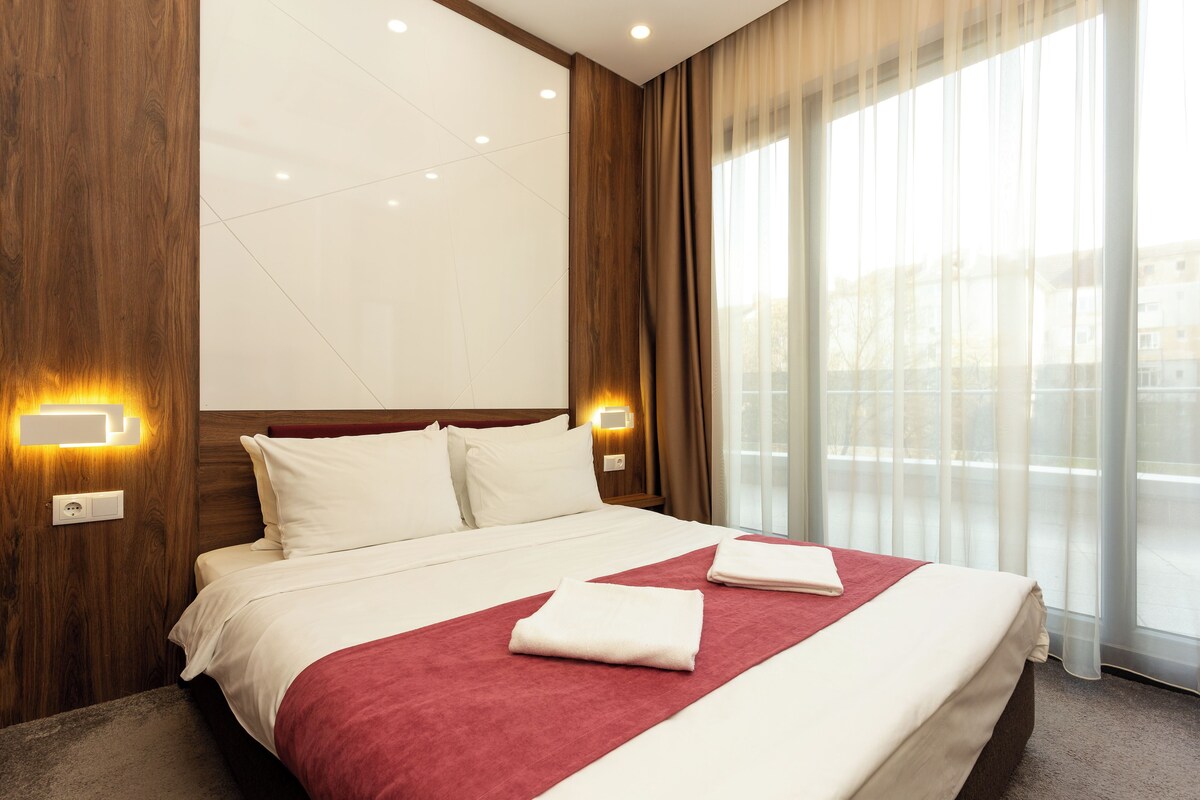 Minibar, sistema de insonorización, tabla de planchar con plancha
