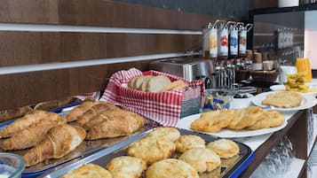 Desayuno buffet diario (BGN 20 por persona)