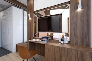 Minibar, sistema de insonorización y tabla de planchar con plancha 