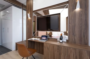 Minibar, sistema de insonorización, tabla de planchar con plancha