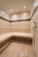 Whirlpool, Dampfbad, Warmsteinmassagen, Tiefengewebe-Massagen
