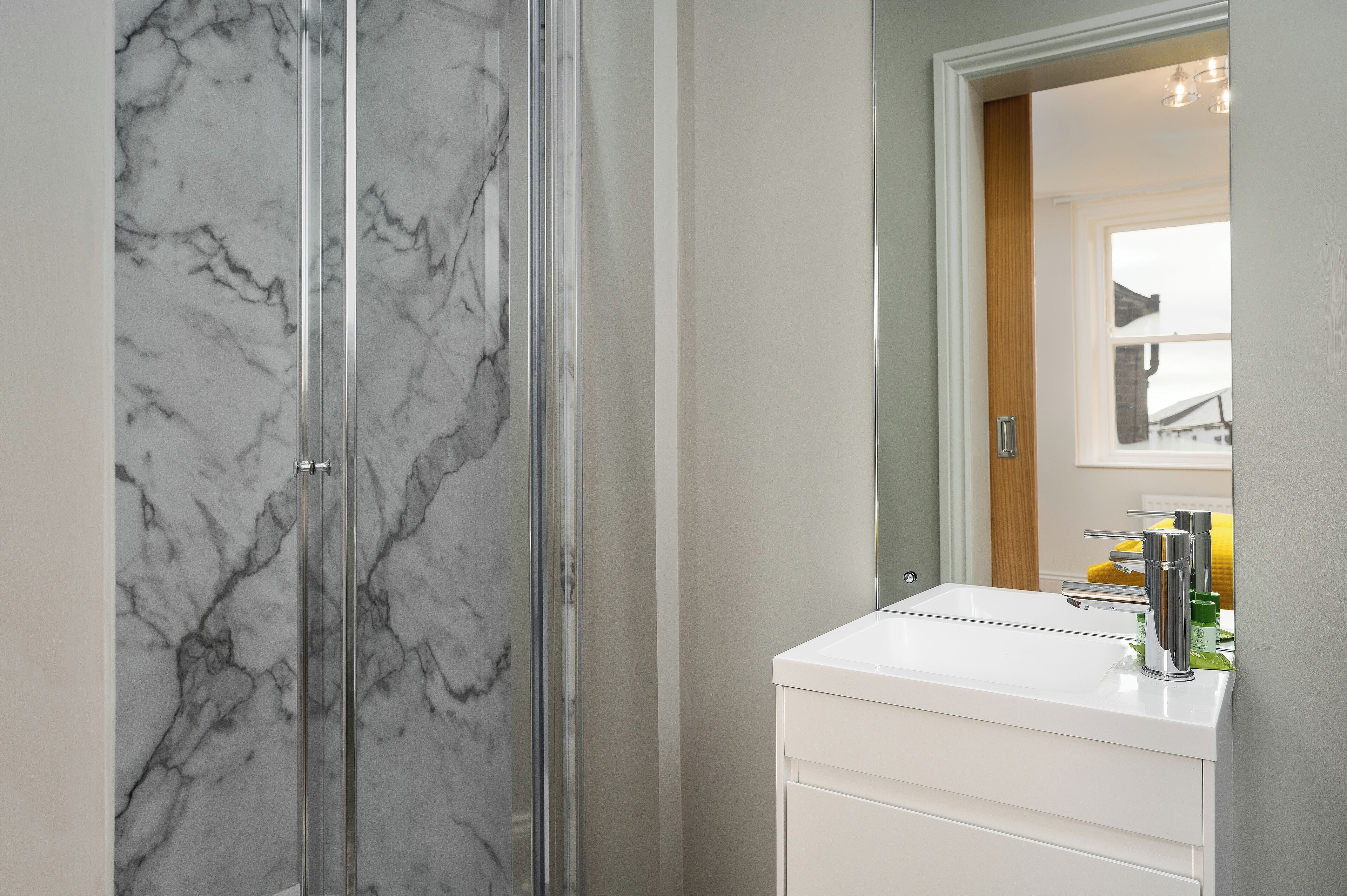 تجهيزات دش، مجففات شعر، مناشف، صابون