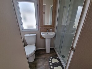 Chalet | Badezimmer | Dusche, Handtücher