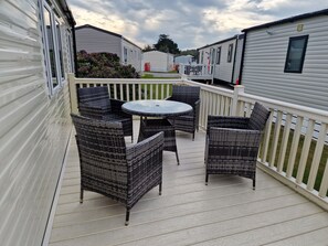Outdoor dining - Welcoming 3 Bedroom Caravan 2 Min Walk to Beach (Par)