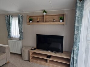Living area - Welcoming 3 Bedroom Caravan 2 Min Walk to Beach (Par)