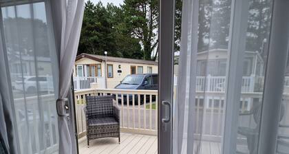Welcoming 3 Bedroom Caravan 2 Min Walk to Beach