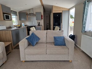 Chalet | Living area | TV - Welcoming 3 Bedroom Caravan 2 Min Walk to Beach (Par)