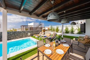 Outdoor dining - Villa Jordi - Three Bedroom Villa, Sleeps 6 (Playa Blanca)