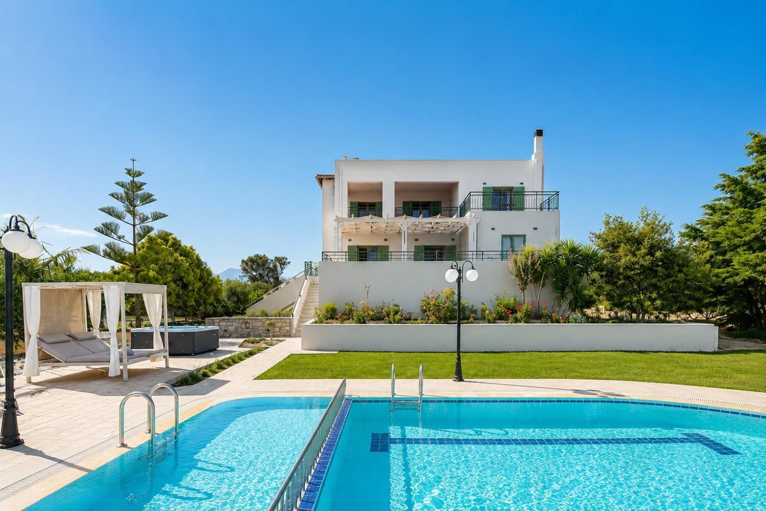 Um edifício moderno de dois andares com piscina, área de estar ao ar livre e um jardim bem cuidado.