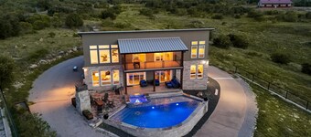 Lake View Oasis 4 bedroom- Lakeview Home/ pool and hot tub!