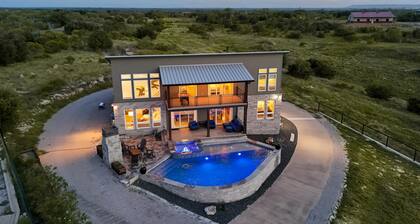 Lake View Oasis 4 bedroom- Lakeview Home/ pool and hot tub!