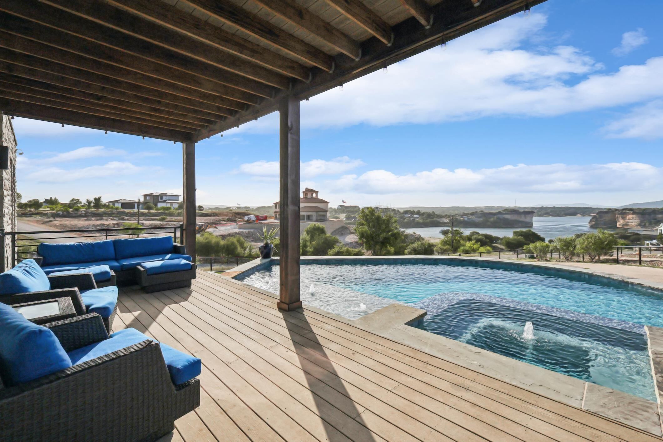 حمّام سباحة مُدفَّأ