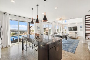 Interior - Lake View Oasis 4 bedroom- Lakeview Home/ pool and hot tub! (Strawn)