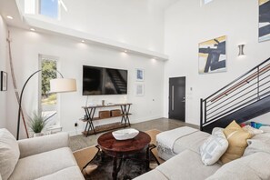 Smart TV, chimenea y futbolito 