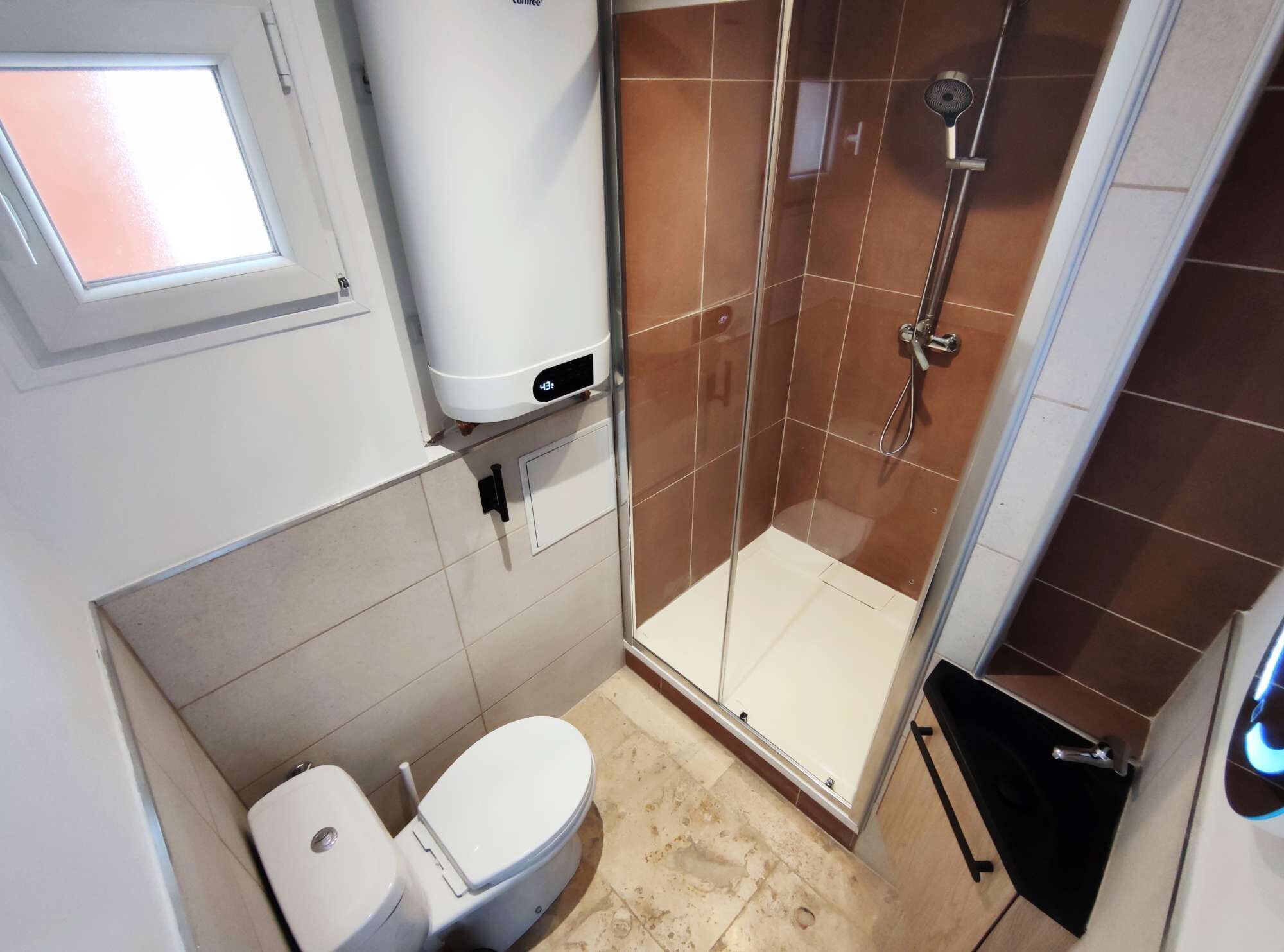 Shower, hair dryer, bidet, towels