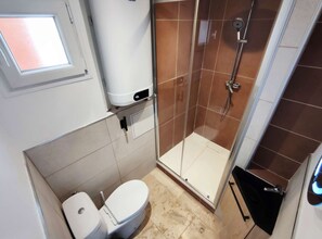 Dusj, hårføner, bidé og håndklær