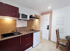 冰箱、微波炉、茶具/咖啡用具、厨具/餐具