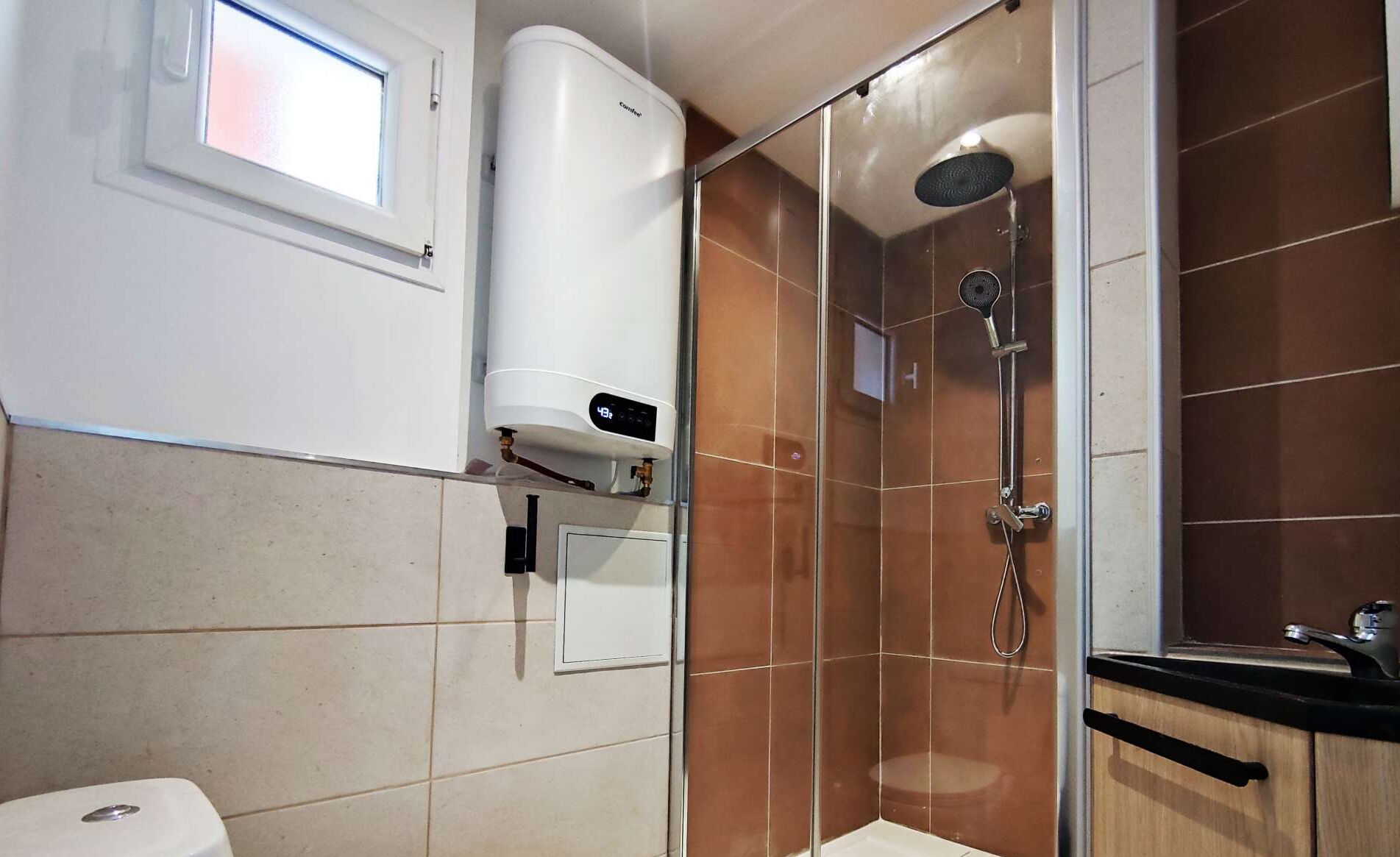 Shower, hair dryer, bidet, towels